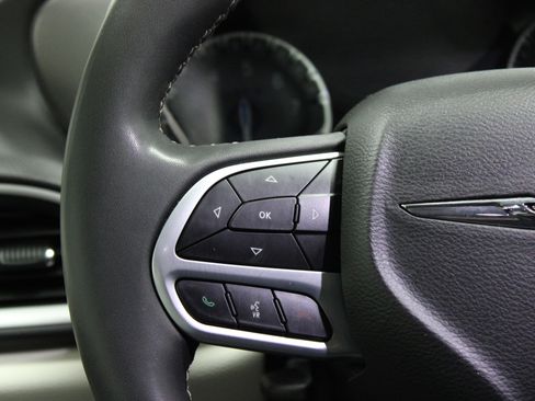 Used 2024 Chrysler Pacifica Touring-L image 23