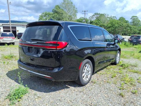 Used 2025 Chrysler Pacifica Select FWD image 3