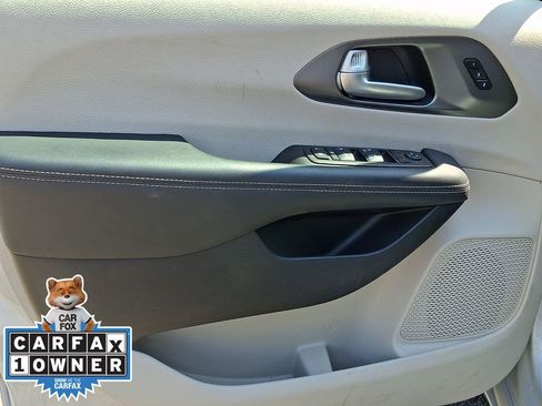Used 2024 Chrysler Pacifica Touring-L FWD image 14
