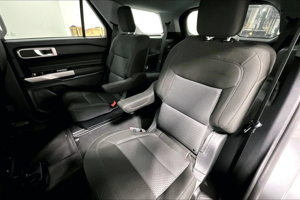 Used 2024 Ford Explorer XLT RWD image 31