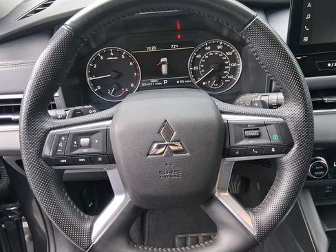 Used 2025 Mitsubishi Outlander AWD image 13
