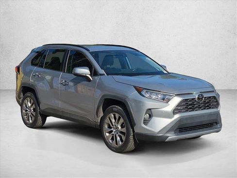 Used 2020 Toyota RAV4 Limited FWD image 3