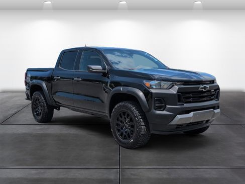 Used 2024 Chevrolet Colorado Trail Boss w/ Advanced Trailering Package AWD/4WD image 2