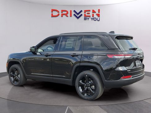 New 2025 Jeep Grand Cherokee Altitude image 3