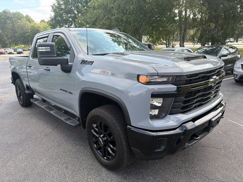 Used 2025 Chevrolet Silverado 2500 Custom w/ Custom Value Package AWD/4WD image 4