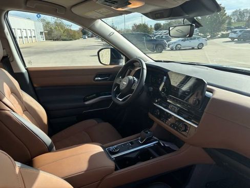 New 2025 Nissan Pathfinder Platinum w/ Black Appearance Package image 17