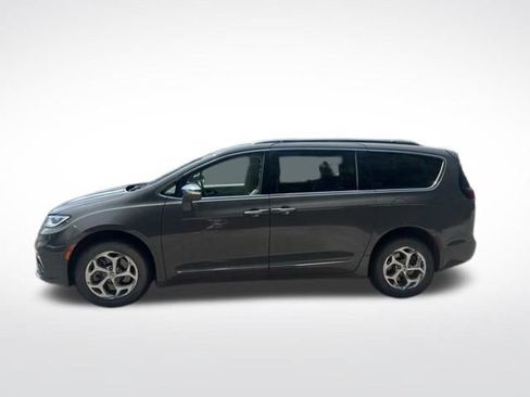 Used 2021 Chrysler Pacifica Limited AWD/4WD image 2