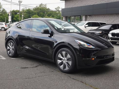 Used 2024 Tesla Model Y Long Range AWD/4WD image 2