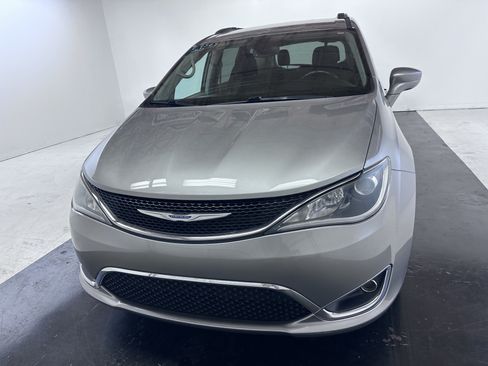 Used 2020 Chrysler Pacifica Touring-L FWD image 8