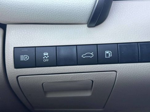 Used 2018 Toyota Camry LE FWD image 31