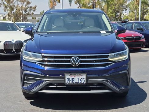 Used 2023 Volkswagen Tiguan SE w/ Panoramic Sunroof Package FWD image 3