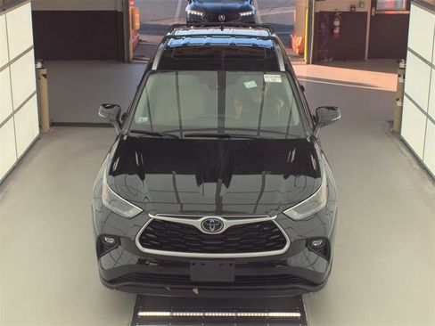 Used 2022 Toyota Highlander XLE image 2
