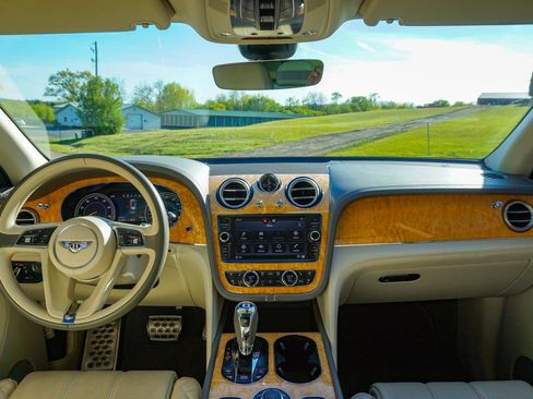 Used 2017 Bentley Bentayga AWD/4WD image 11