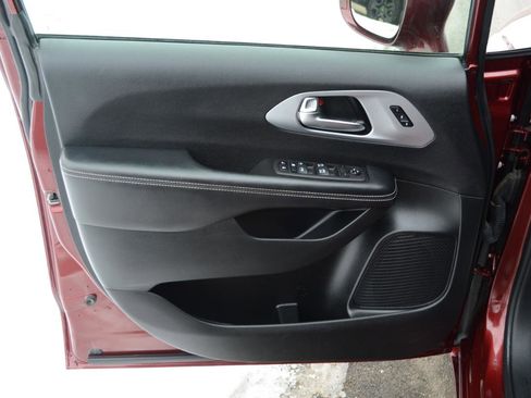 Used 2022 Chrysler Pacifica Touring-L w/ S Appearance Package image 21