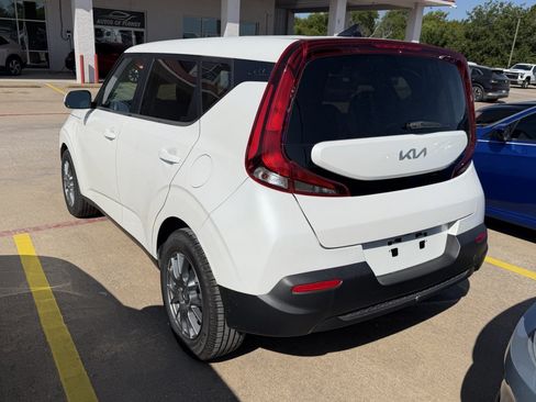 Used 2022 Kia Soul LX FWD image 2