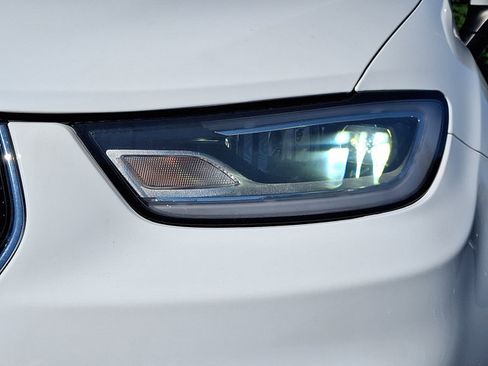 Used 2023 Chrysler Pacifica Touring-L FWD image 10