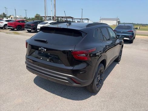 New 2026 Chevrolet Trax LT w/ Midnight Edition FWD image 6