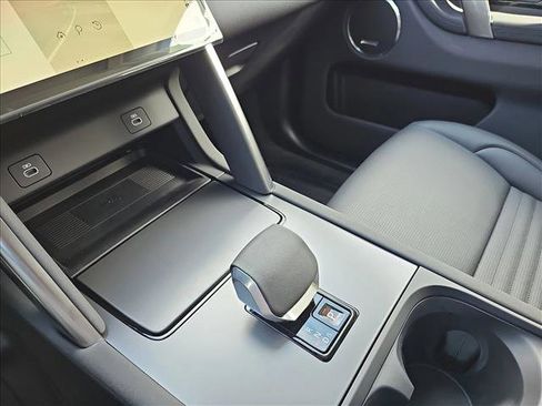 Used 2025 Land Rover Discovery Sport S image 27