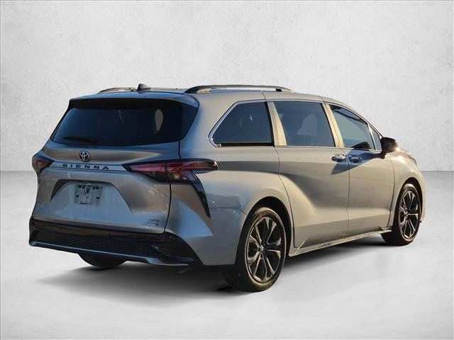 Used 2022 Toyota Sienna XSE FWD image 5