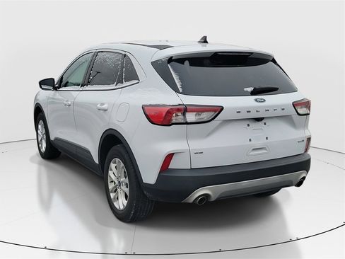 Used 2020 Ford Escape SE image 3