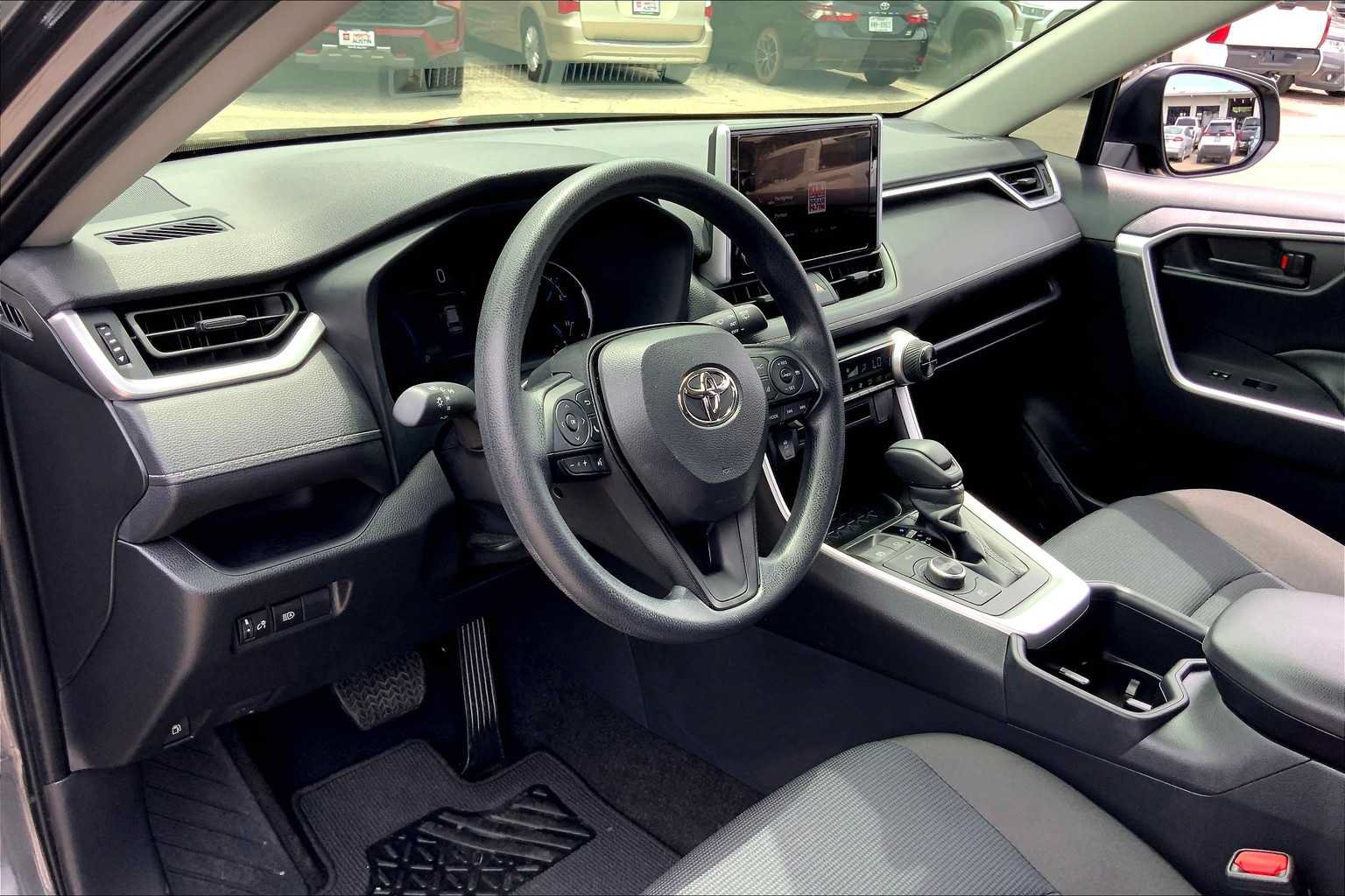 Used 2025 Toyota RAV4 LE AWD/4WD image 17