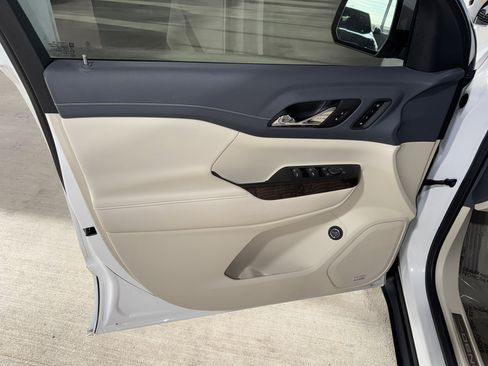 Used 2022 GMC Acadia Denali w/ Denali Ultimate Package image 18