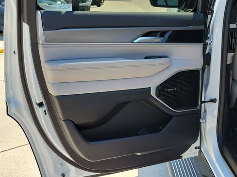 New 2026 Jeep Grand Wagoneer Limited AWD/4WD image 11