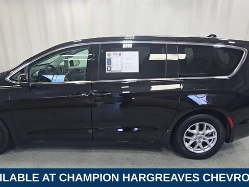 Used 2023 Chrysler Pacifica Touring-L FWD image 7