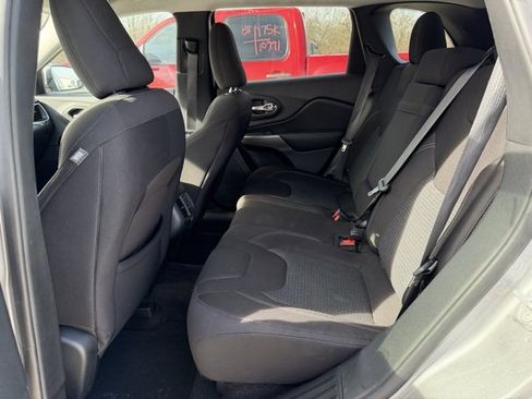 Used 2019 Jeep Cherokee Latitude w/ Popular Appearance Group image 9