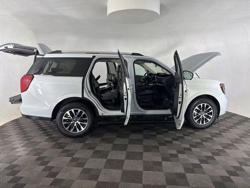 Used 2025 Ford Expedition Platinum AWD/4WD image 16