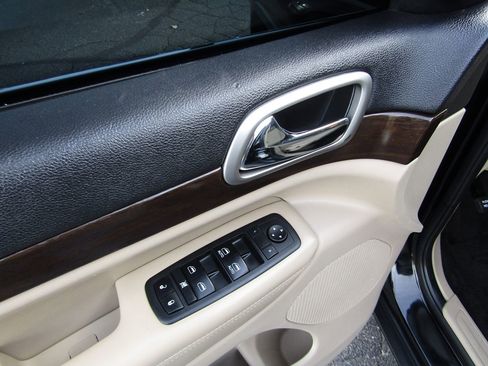 Used 2018 Jeep Grand Cherokee Laredo image 25