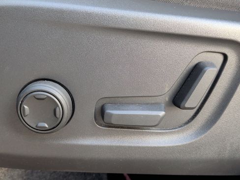 Used 2025 Volvo XC40 B5 Core image 25