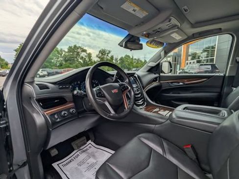 Used 2019 Cadillac Escalade Luxury AWD/4WD image 16