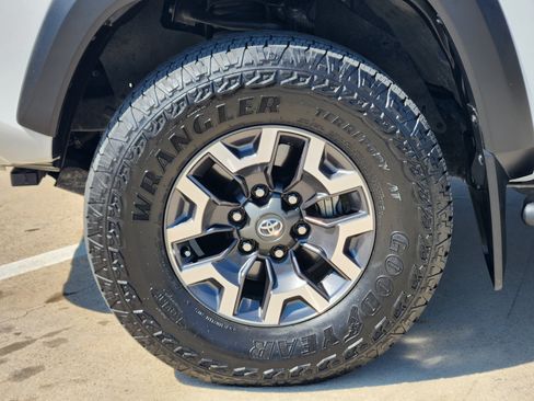 Used 2022 Toyota Tacoma TRD Off-Road w/ TRD Premium Off Road Package AWD/4WD image 7