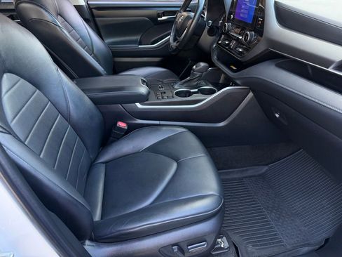 Certified 2023 Toyota Highlander XLE image 25