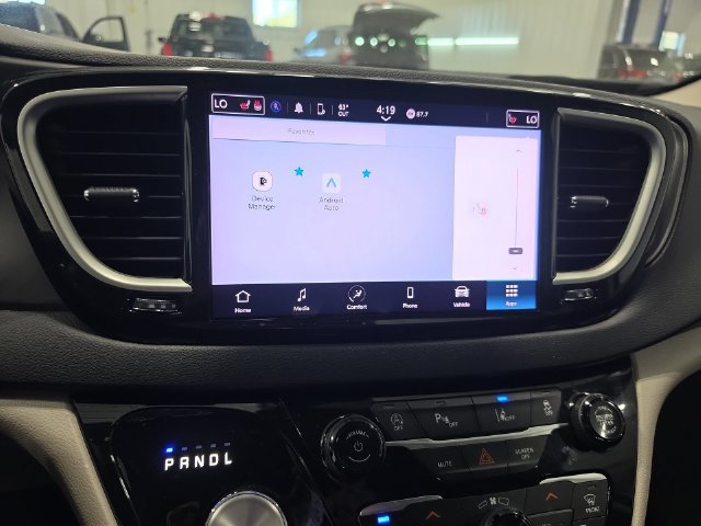 Used 2024 Chrysler Pacifica Touring-L FWD image 15
