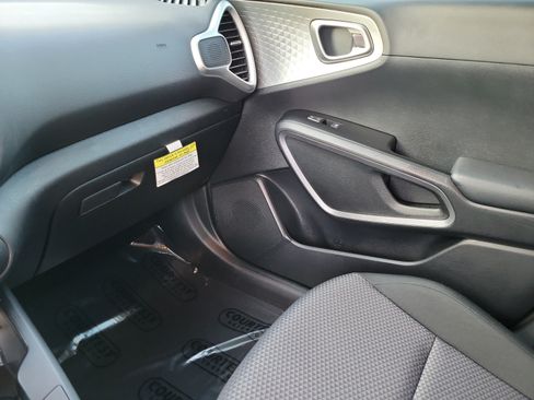 Used 2025 Kia Soul LX w/ LX Technology Package FWD image 20