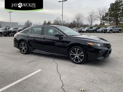 Used 2019 Toyota Camry SE image 1