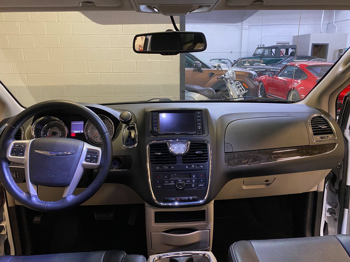 Used 2016 Chrysler Town & Country Touring FWD image 12