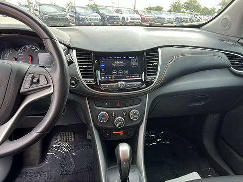 Used 2022 Chevrolet Trax LT w/ Midnight Edition AWD/4WD image 19