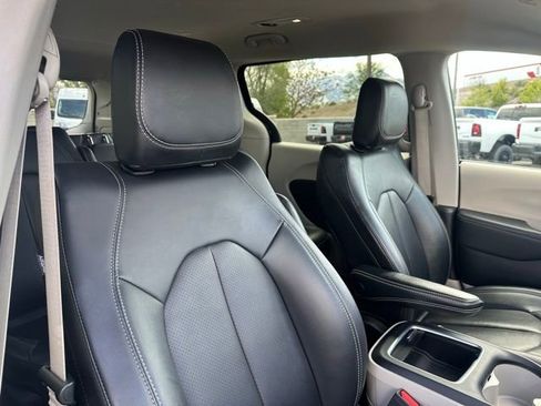 Used 2024 Chrysler Pacifica Limited FWD image 16