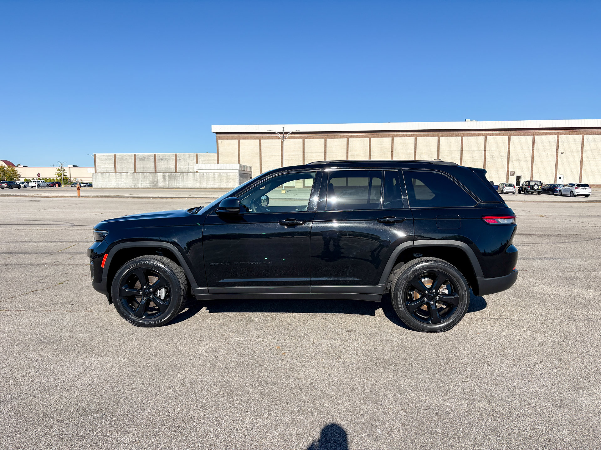 Used 2023 Jeep Grand Cherokee Altitude AWD/4WD image 5