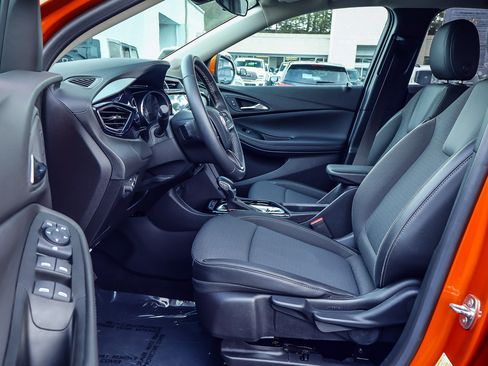 Used 2023 Buick Encore GX Preferred FWD image 2