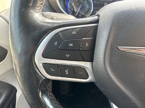 Used 2019 Chrysler Pacifica Touring-L FWD image 18