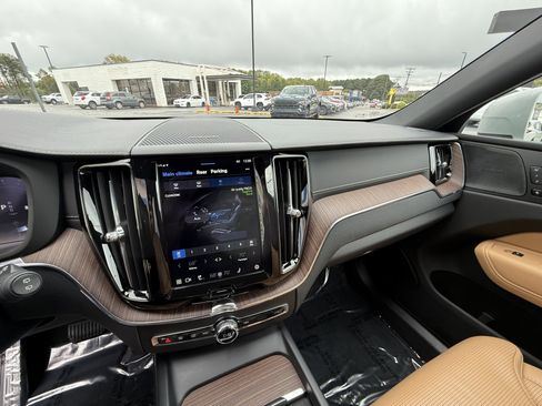 Used 2022 Volvo XC60 B5 Inscription w/ Advanced Package image 18