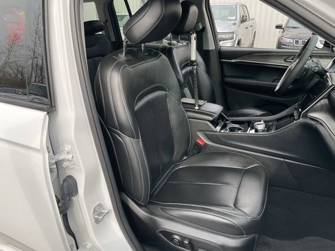 Used 2023 Jeep Grand Cherokee Limited w/ Black Appearance Package AWD/4WD image 40