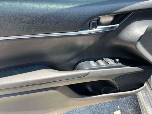 Used 2019 Toyota Camry SE FWD image 12