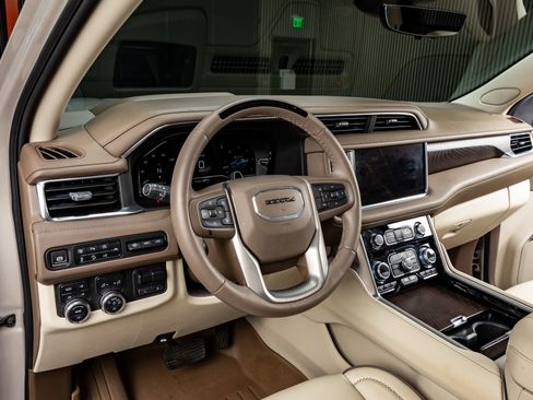 Used 2024 GMC Yukon XL Denali w/ Advanced Technology Package image 16