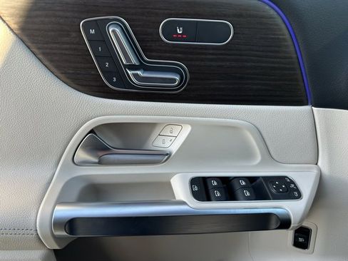 Used 2025 Mercedes-Benz GLB 250 4MATIC image 16