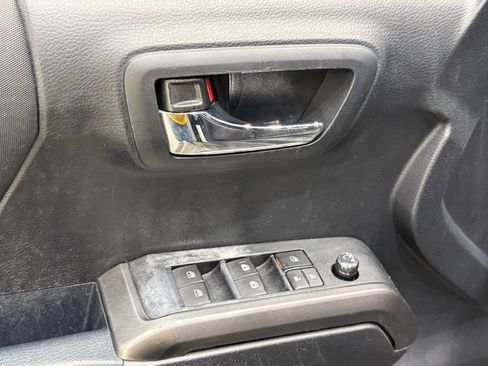 Used 2018 Toyota Tacoma TRD Sport image 16